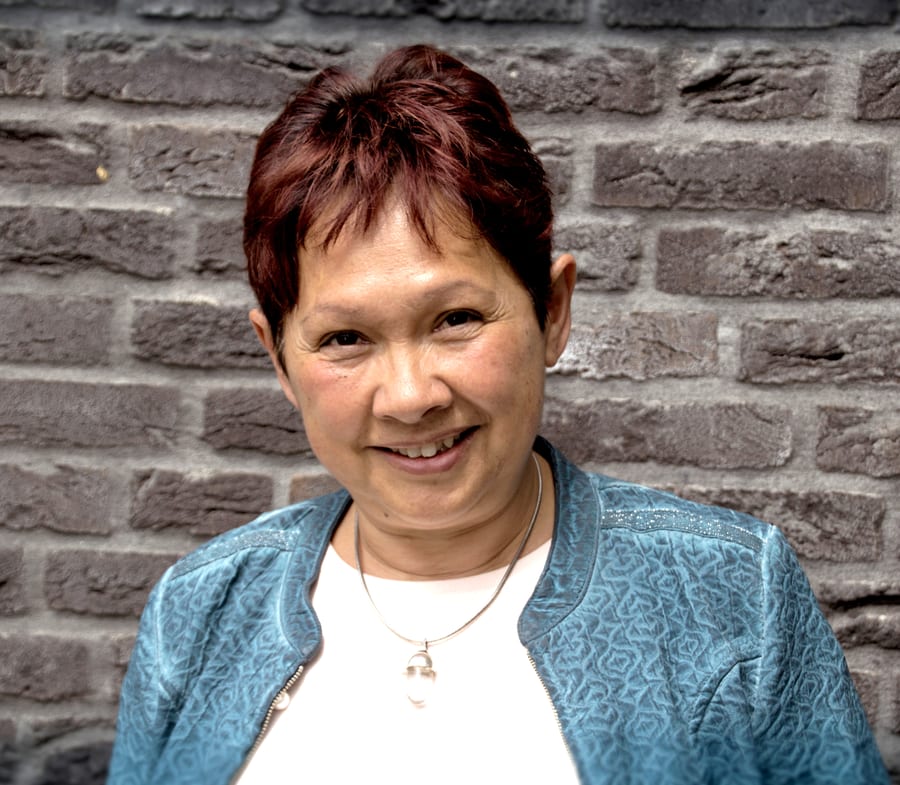 Loes Simon, in de praktijkruimte